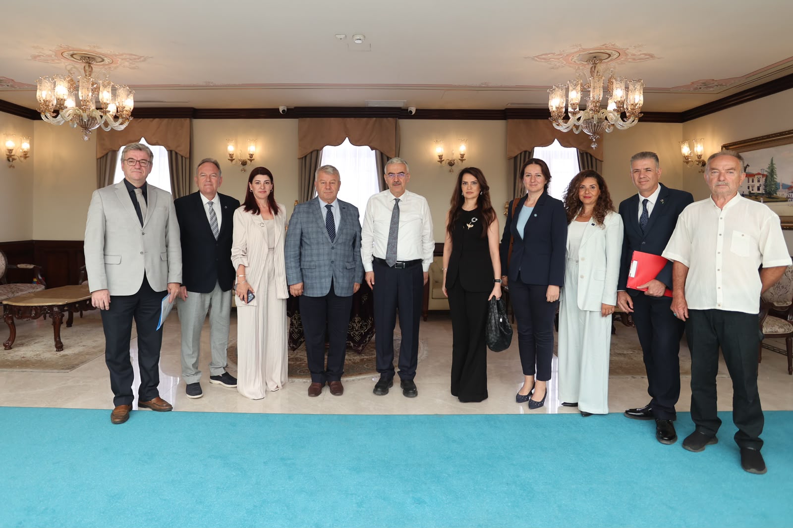 RUMELİSİAD'IN İCRA KURULUNDA YER ALDIĞI UNESCO DERNEĞİ VE KATILIMCILAR İLE BURSA VALİSİNE ZİYARET